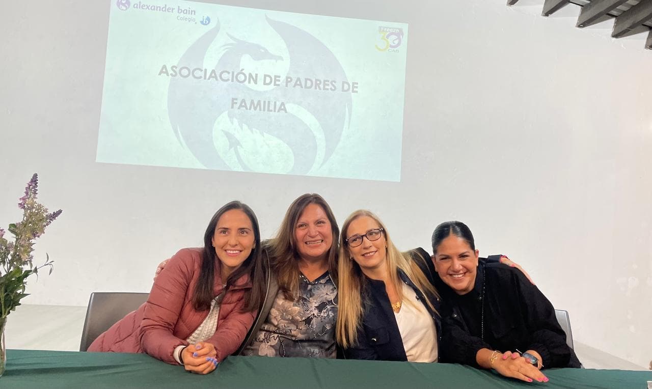 Estudiantes en el patio de juegos del Colegio Alexander Bain