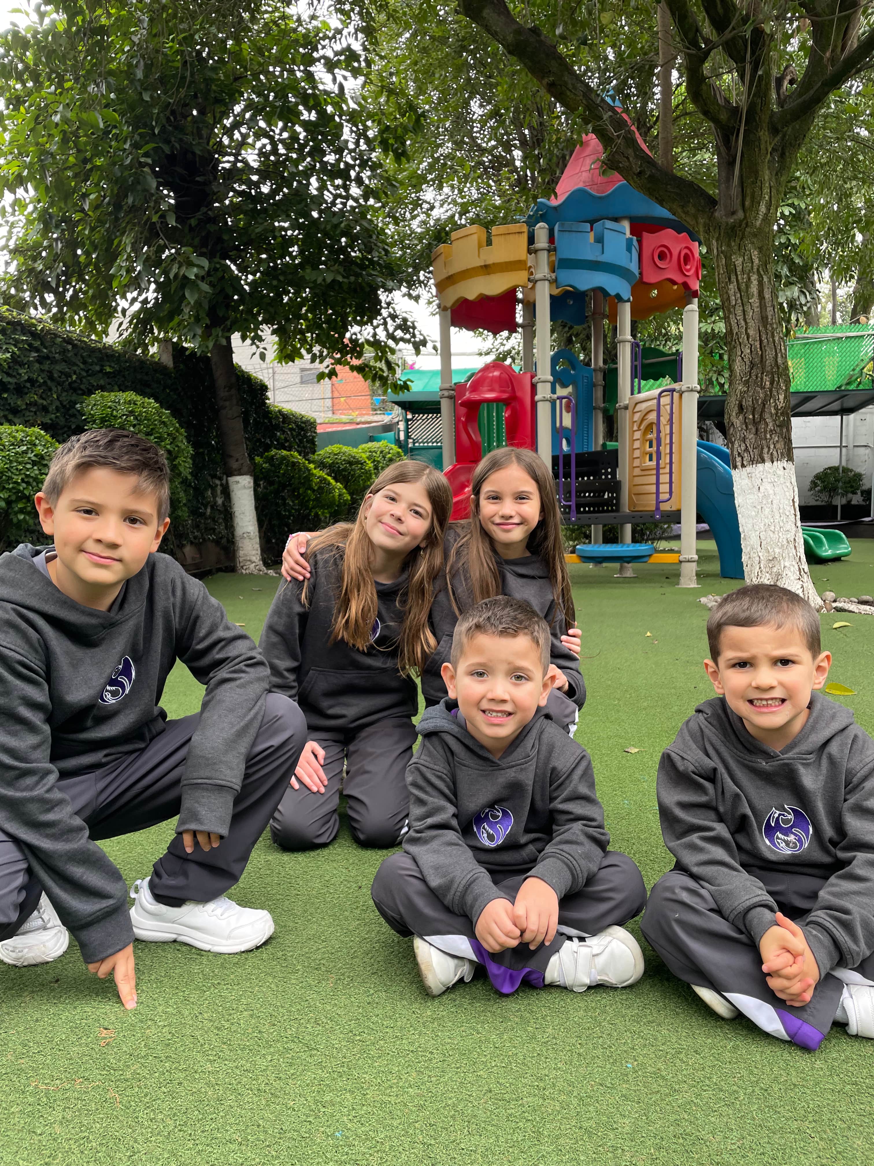 Estudiantes en el patio de juegos del Colegio Alexander Bain