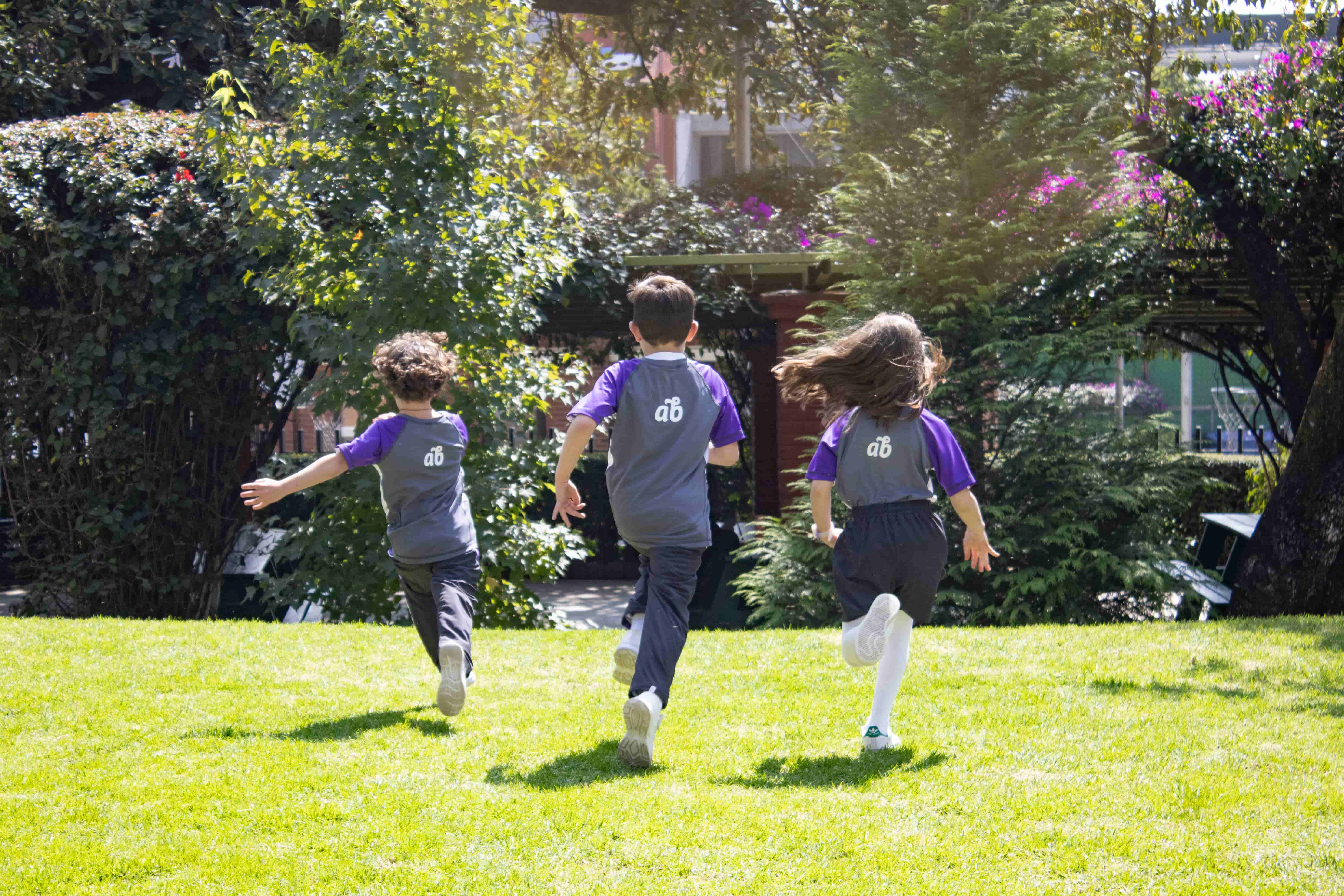 Estudiantes en el patio de juegos del Colegio Alexander Bain
