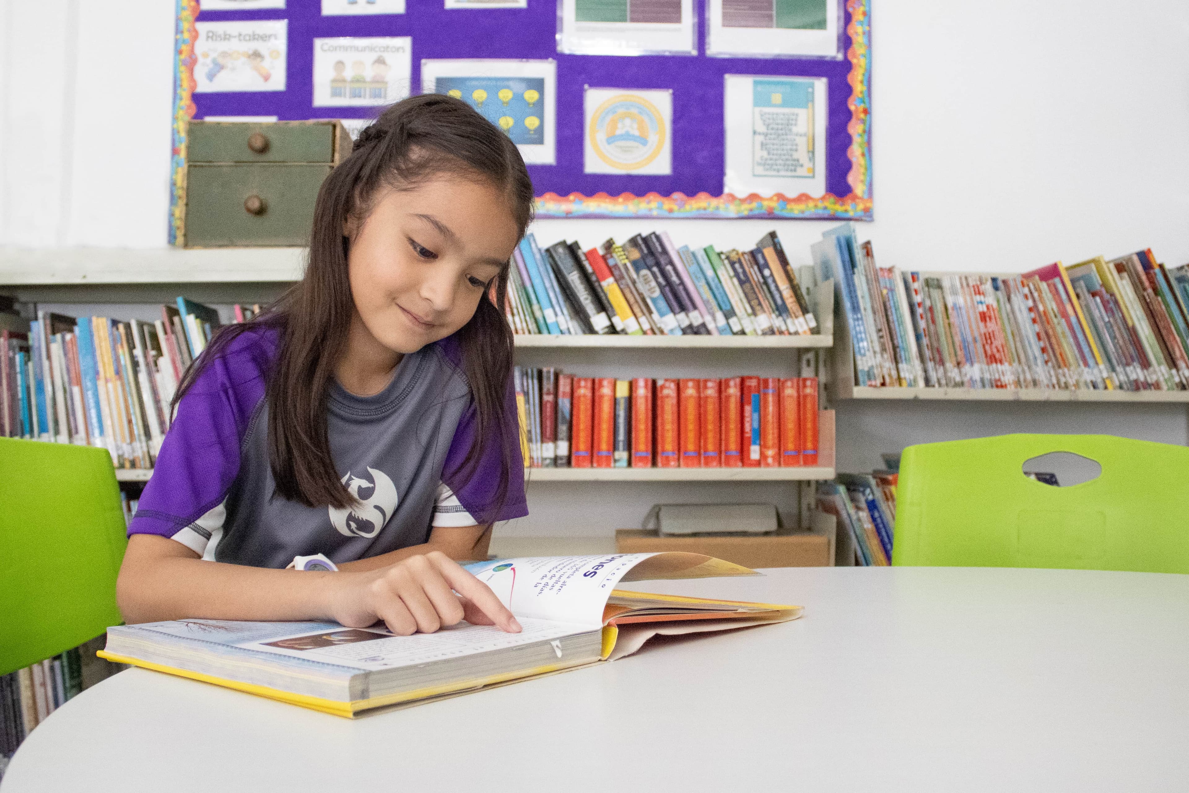 Alumna del Colegio Alexander Bain leyendo en Biblioteca