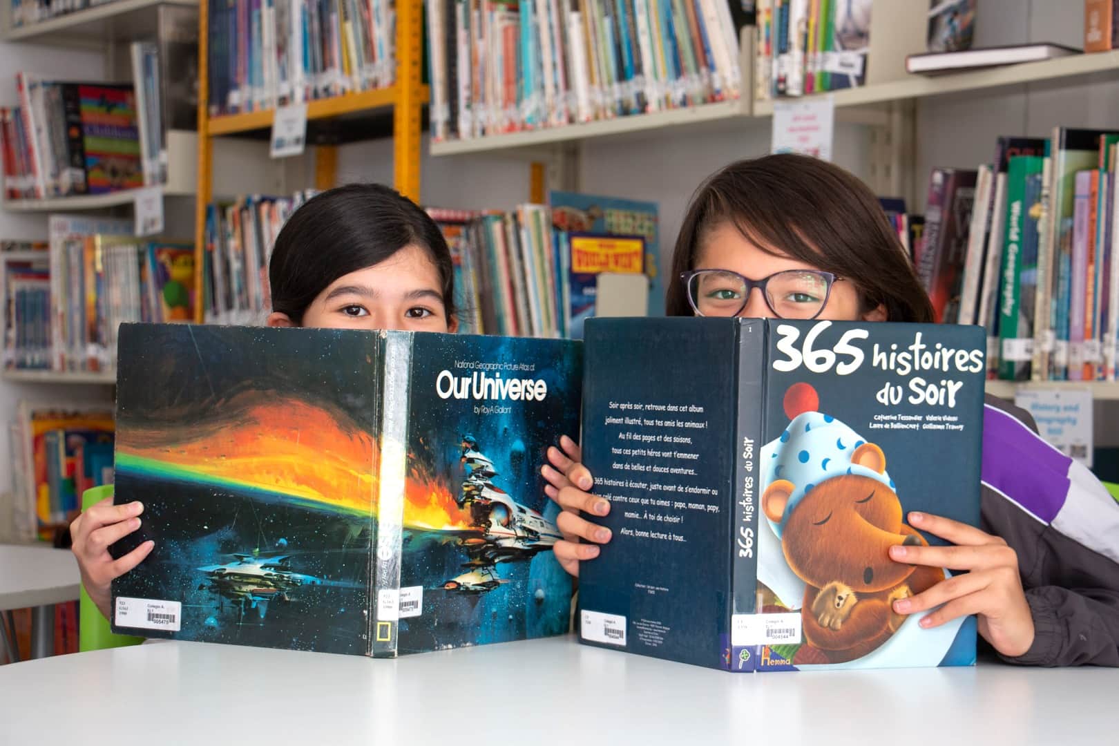 Estudiantes en la biblioteca