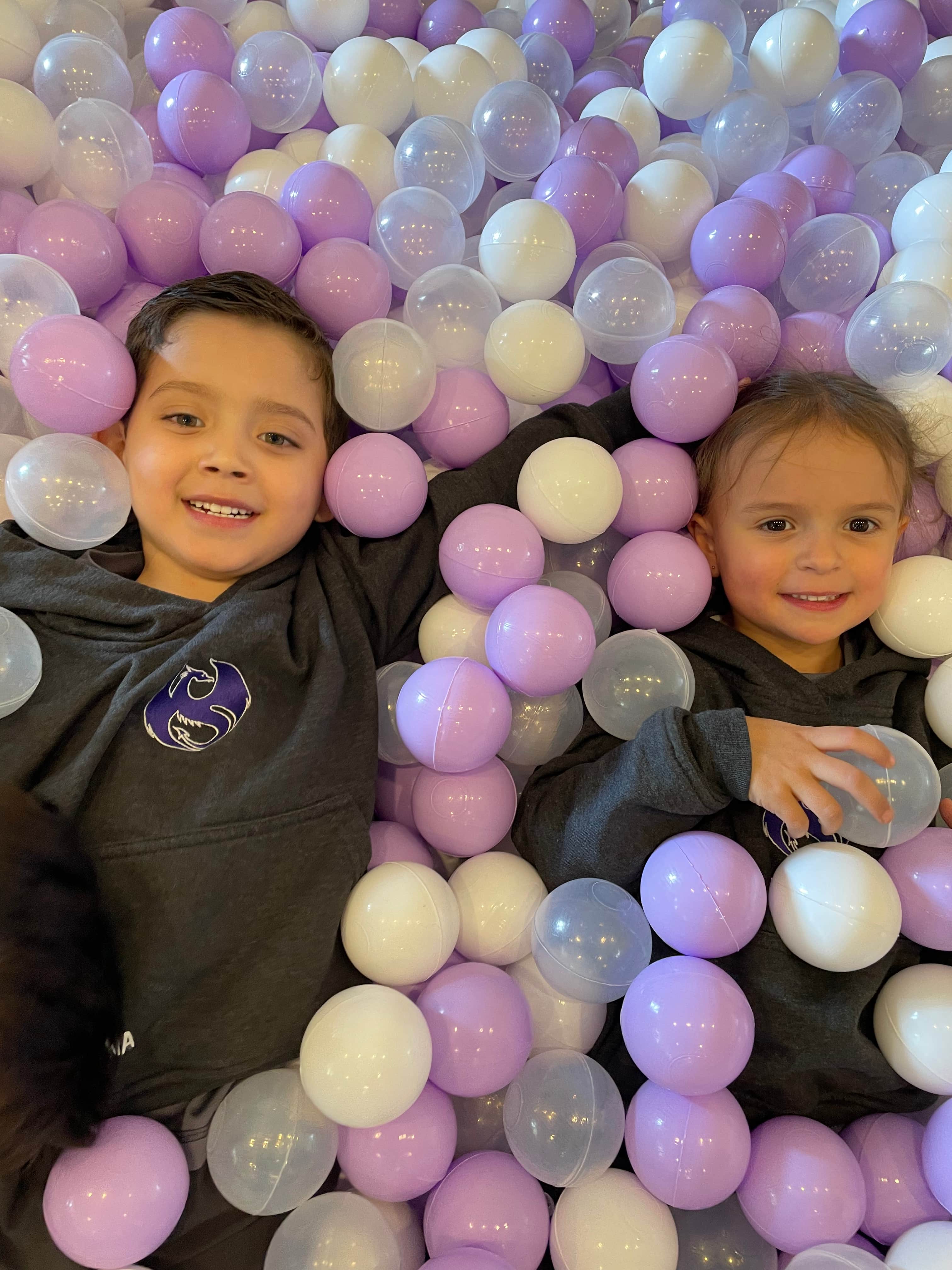 Estudiantes en el patio de juegos del Colegio Alexander Bain