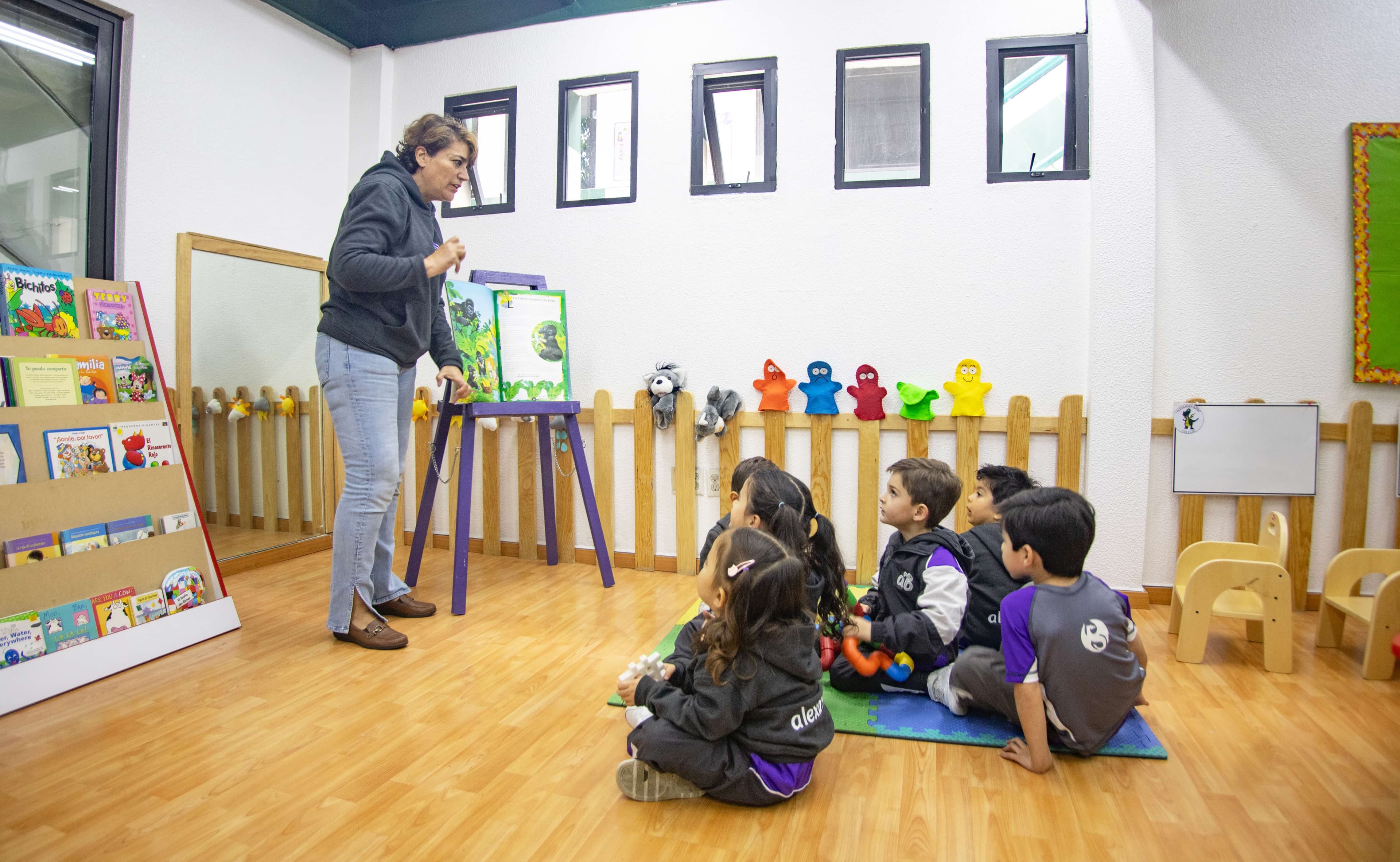 Estudiantes en el patio de juegos del Colegio Alexander Bain