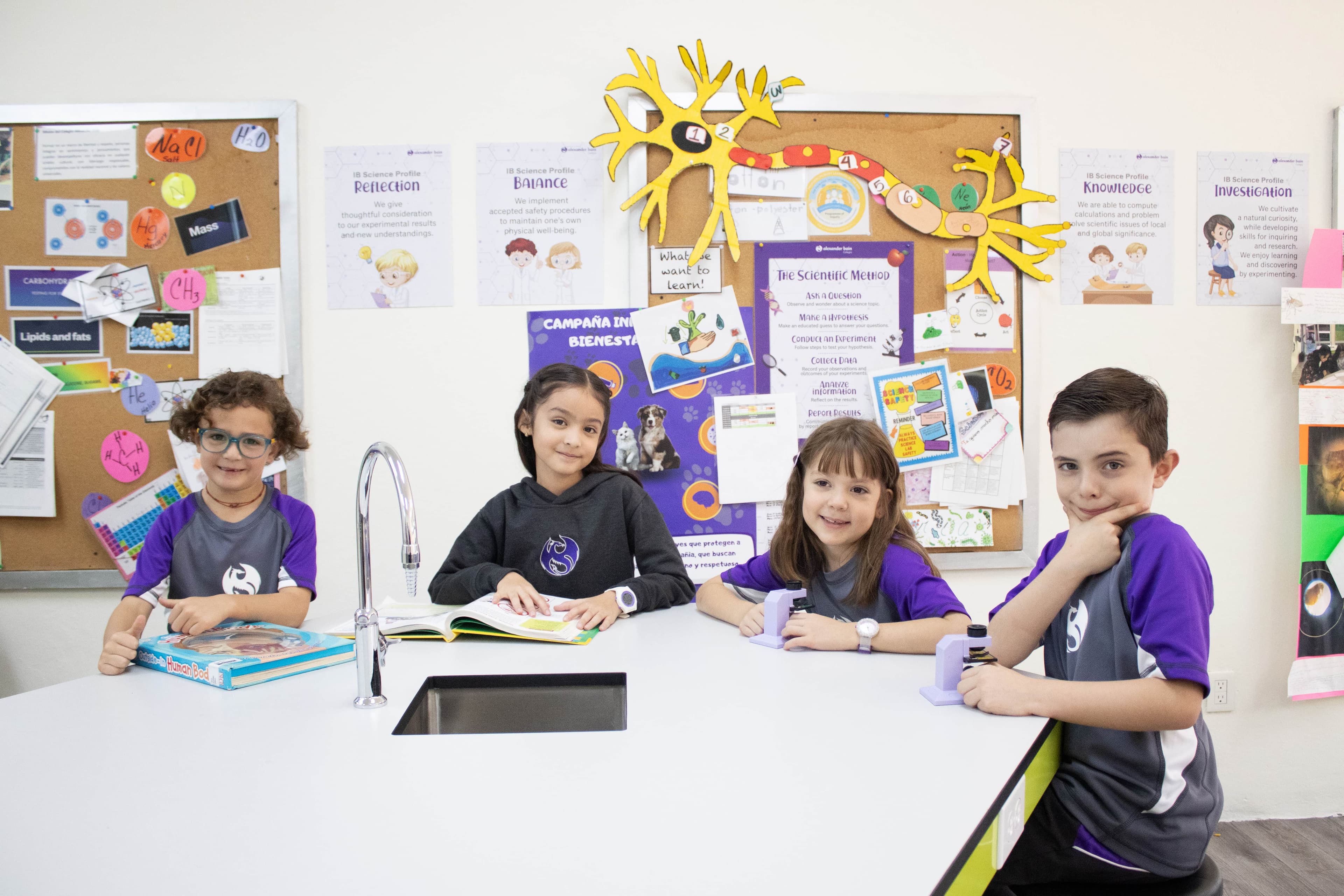 Estudiantes de primaria en el laboratorio del Colegio Alexander Bain